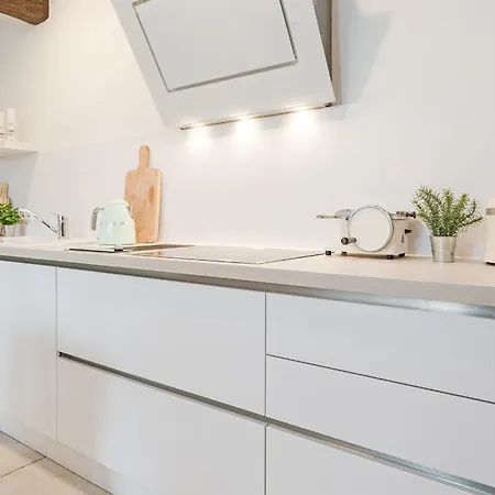 Hampton House Apartment *